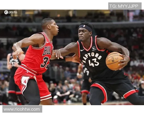 公牛与猛龙激战正酣黑白直播带你领略精彩瞬间 公牛与猛龙激战正酣黑白直播带你领略精彩瞬间